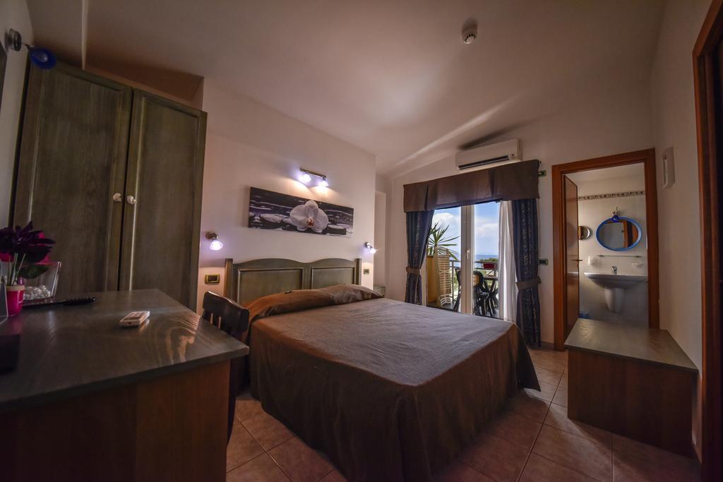 קוריליאנו קלאברו Hotel La Villa חדר תמונה