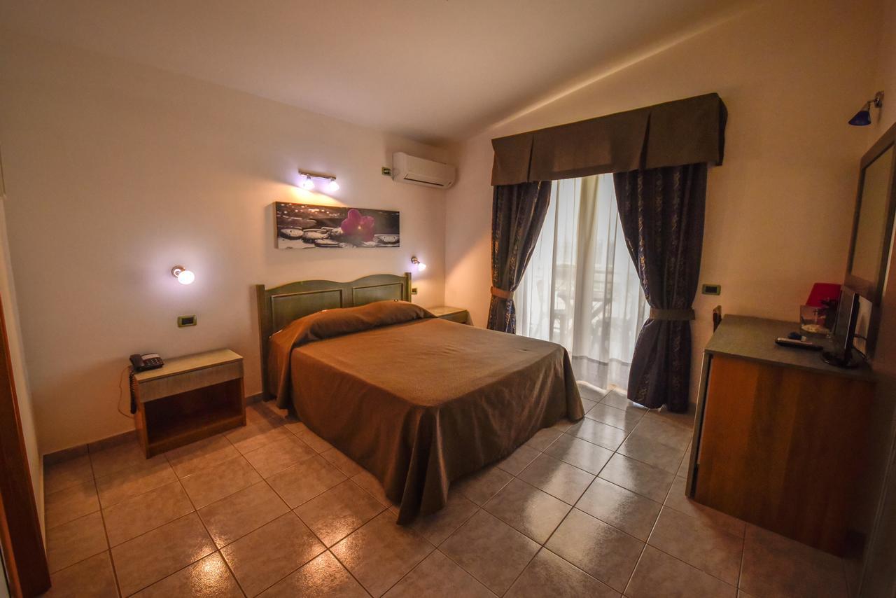קוריליאנו קלאברו Hotel La Villa מראה חיצוני תמונה
